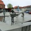 Marktbrunnen mit Bernsteinfischer-Familie 
