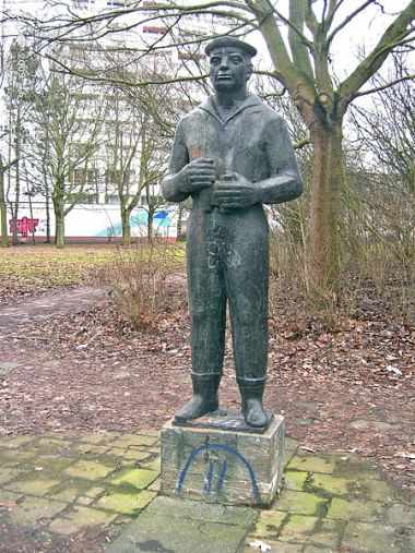Matrosenskulptur von Wolfgang Eckardt in der Rostocker Südstadt bei der Ziolkowskizehn