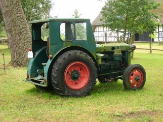 Ein Traktor RS 01 „Pionier“ im Freilichtmuseum Klockenhagen