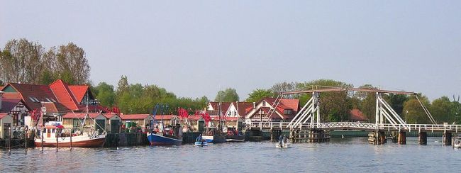 Der kleine Fischereihafen und die Wiecker Brücke 