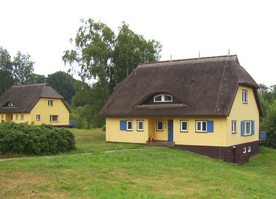 Die reetgedeckten Häuser auf der Insel Vilm beherbergen heute die Internationale Naturschutzakademie.